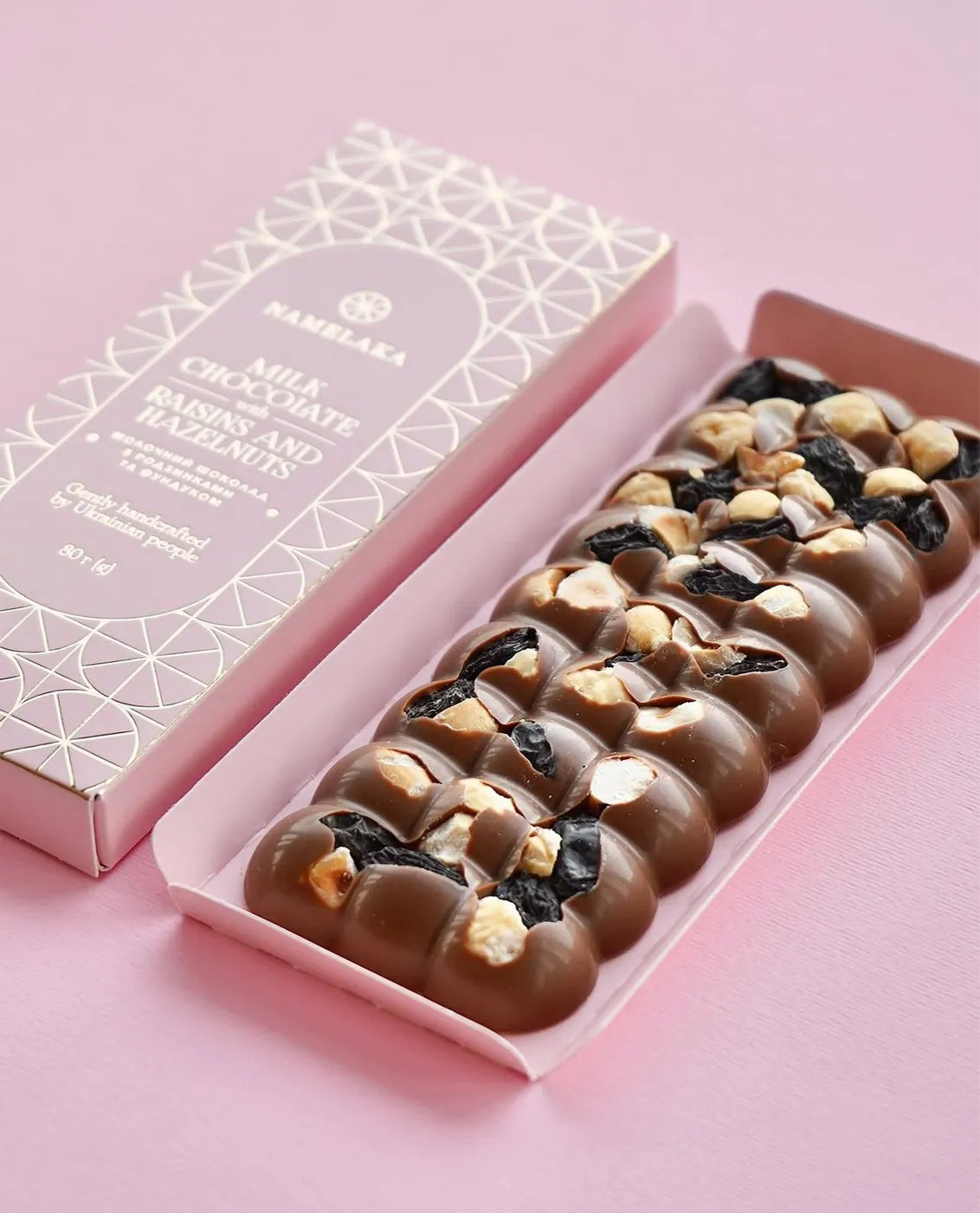 Молочний шоколад з родзинками та фундуком